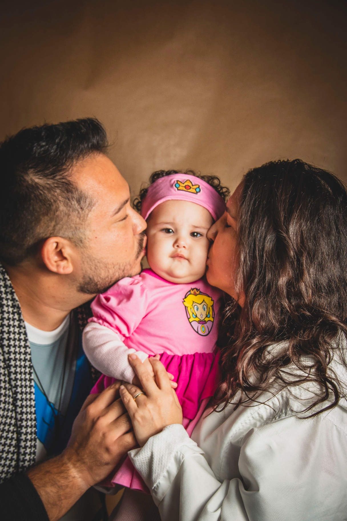 Matsu e esposa beijando a filha